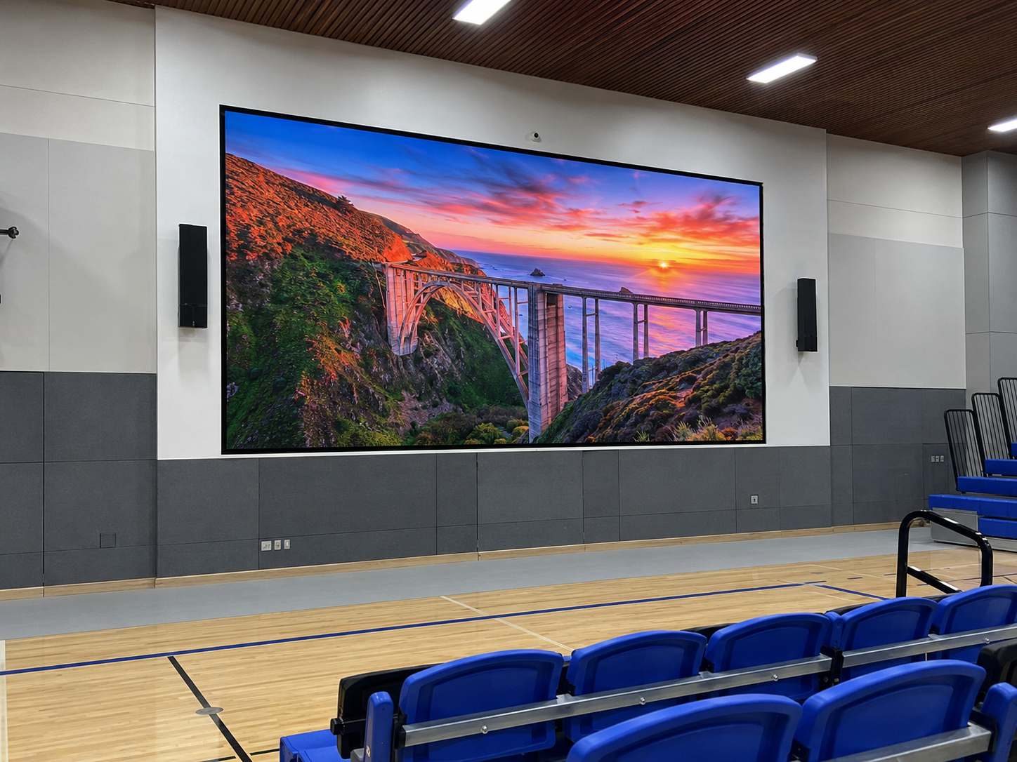 体育館・多目的ホールの壁面に設置された大型LEDスクリーン